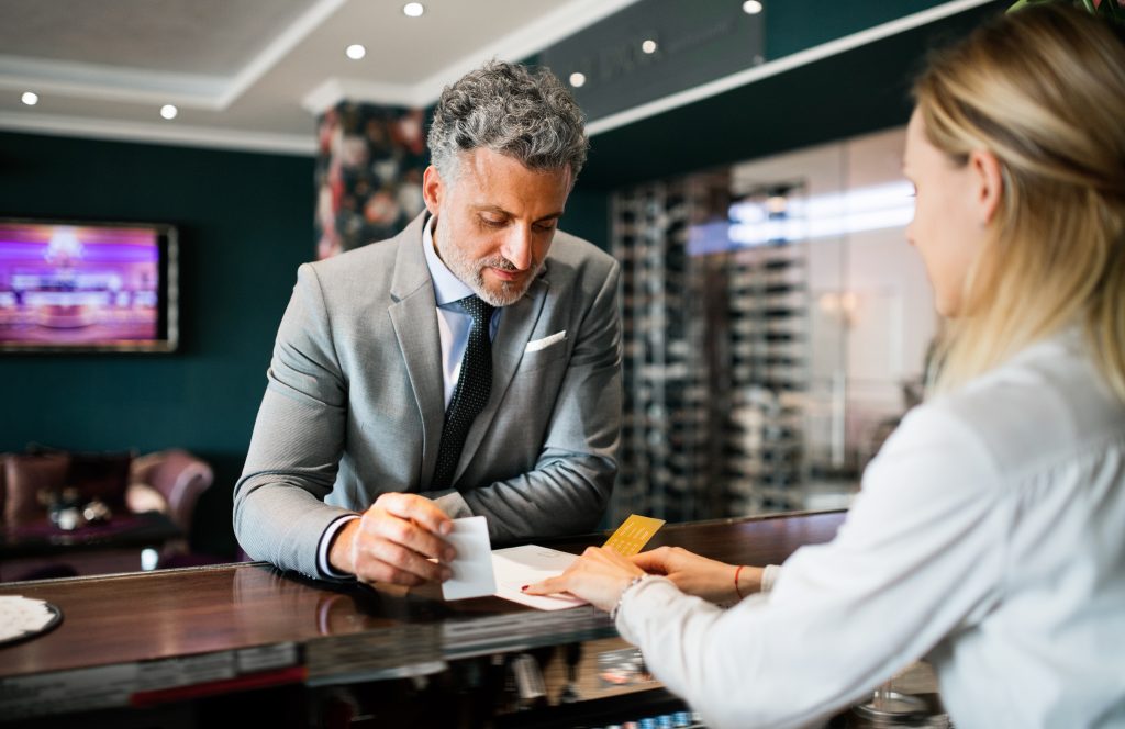 ALLOGGIO - Checking In At A Hotel - Fare Il Check-in - 5 Minuti D ...